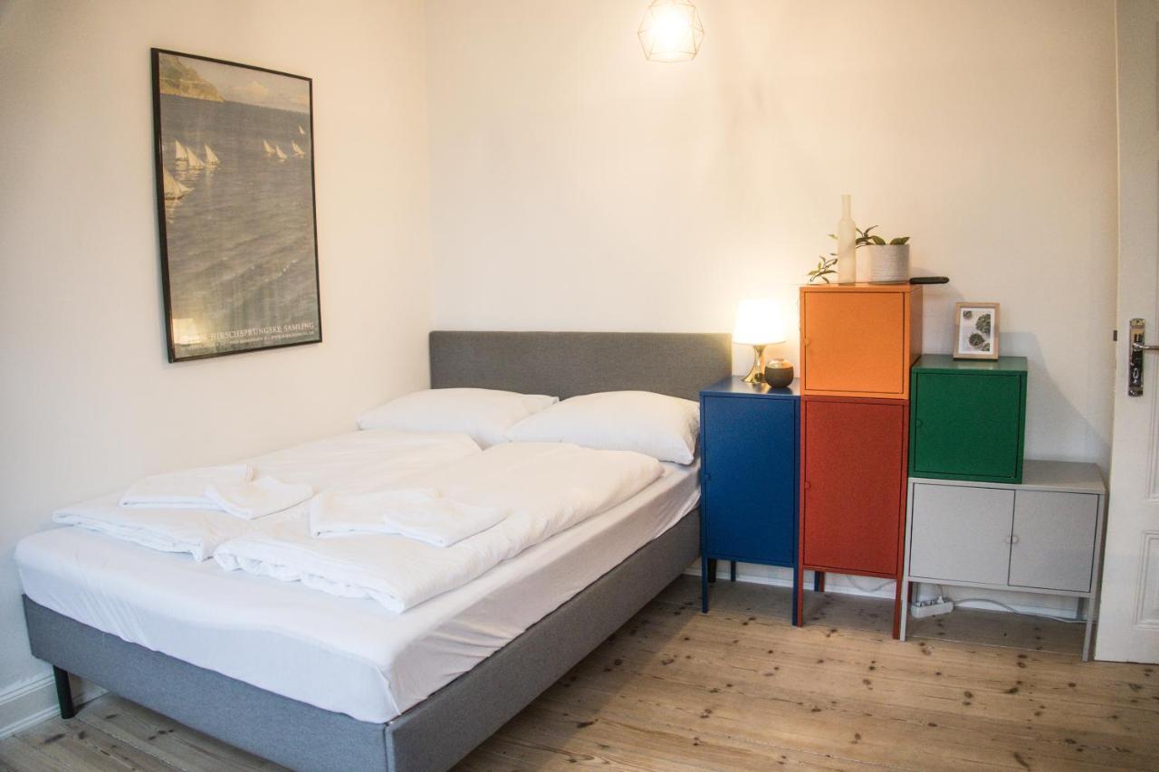 Doppelbett In Heller Wohnung Hamburg-Harburg Buitenkant foto