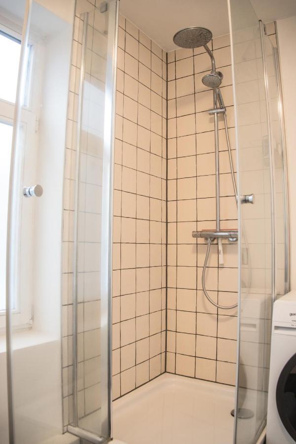Doppelbett In Heller Wohnung Hamburg-Harburg Buitenkant foto